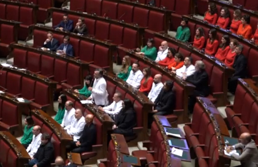 Silenzio su Hamas, grida contro Israele: l’osceno saggio di fine stagione del Parlamento