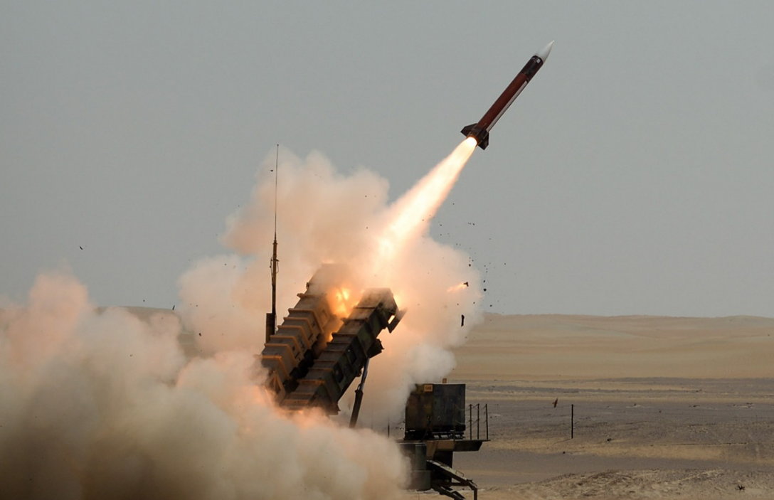 Israele colpisce Sanaa: raid contro la rete Houthi