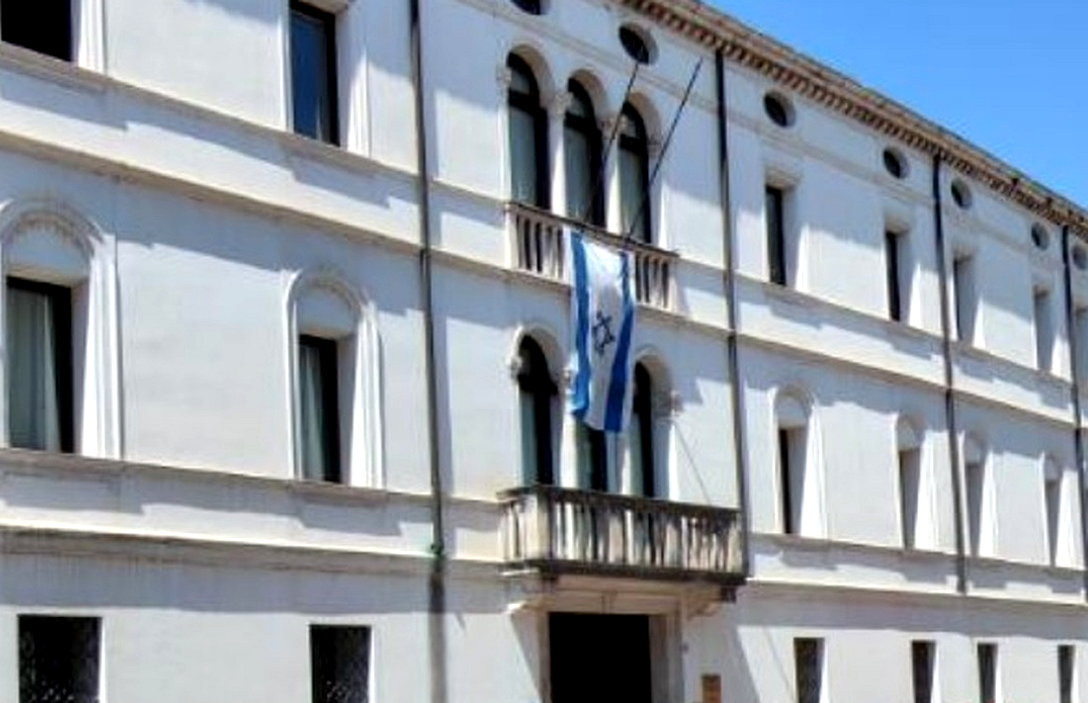 Quella bandiera dice: vogliamo solo esistere