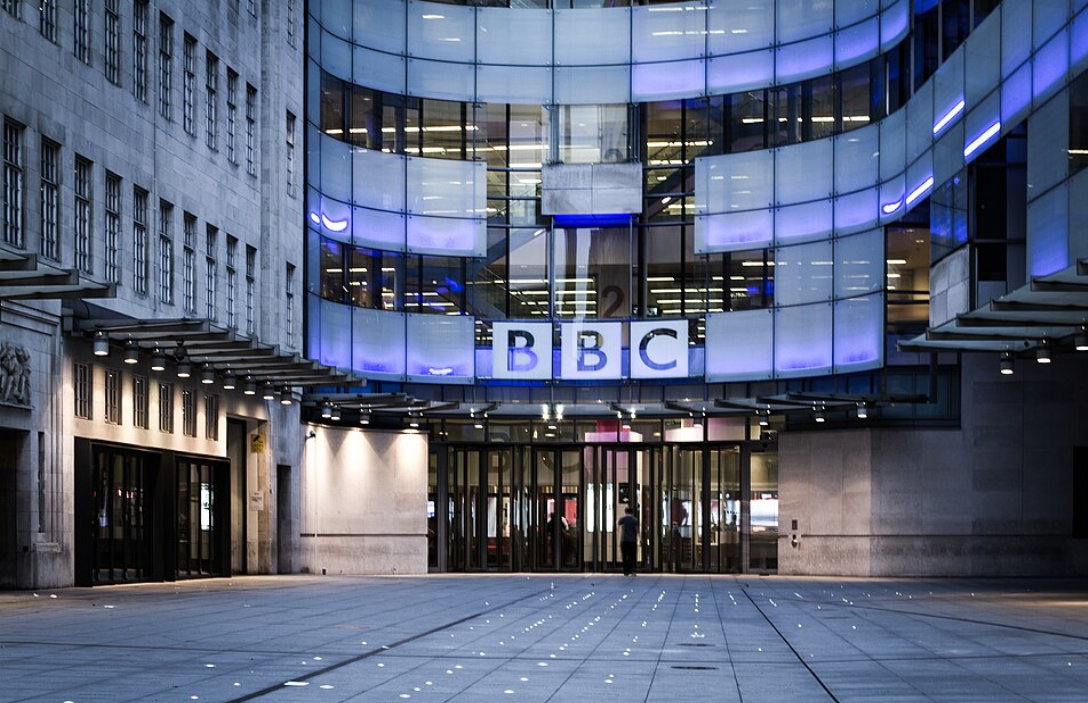 Le scuse della BBC per le parole a sproposito sul 7 ottobre. E la Rai