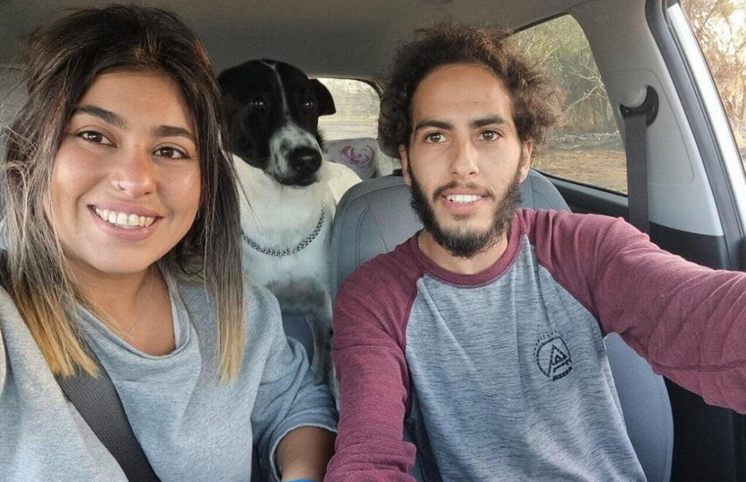 Segnali di vittoria. Il fidanzamento degli ex ostaggi