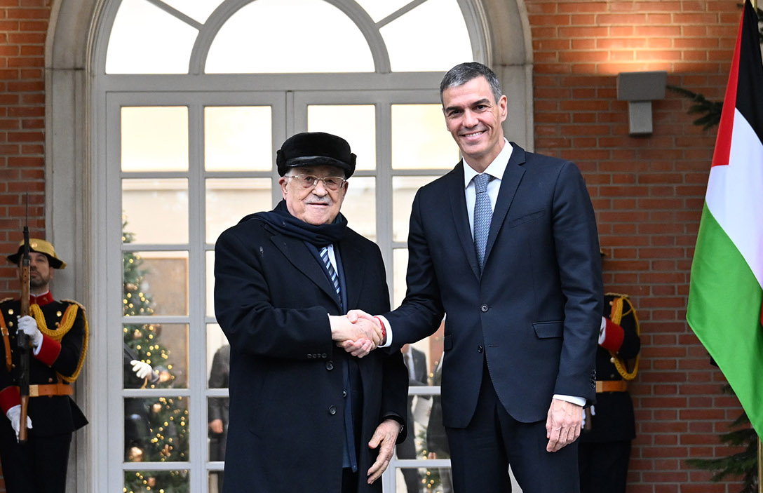 Mano nella mano e occhi bendati: il giorno in cui Sánchez ha scelto Abbas