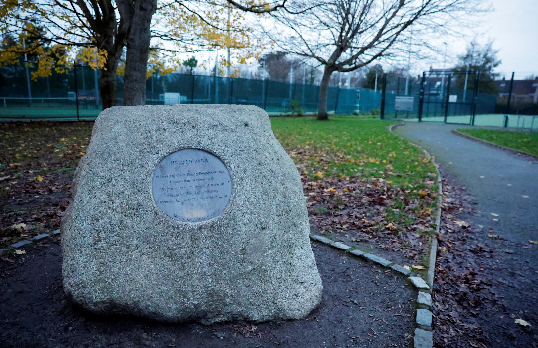 Dublino si ferma un attimo prima del baratro: il parco Herzog resta