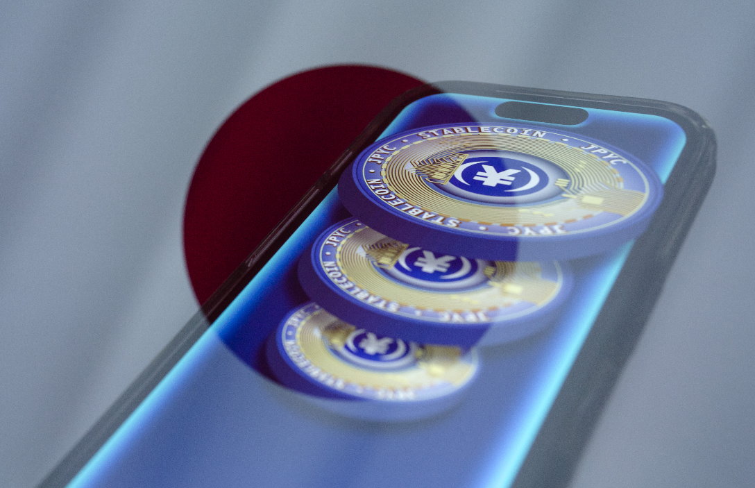 Un’idea che fino a pochi mesi fa sarebbe sembrata materia da convegno accademico circola ora nei dossier diplomatici che riguardano il futuro della Striscia di Gaza. Secondo indiscrezioni pubblicate dal Financial Times, il Consiglio di pace promosso dall’amministrazione Trump starebbe valutando la creazione di una valuta digitale specifica per Gaza, strutturata come stablecoin interamente ancorato al dollaro statunitense, con l’obiettivo dichiarato di accompagnare la ricostruzione economica dell’enclave dopo mesi di guerra e devastazione. Il progetto, ancora allo stadio preliminare ma descritto come tecnicamente avanzato, prevede l’introduzione di un’infrastruttura di pagamenti digitale che consentirebbe ai residenti di effettuare transazioni tracciabili e immediate, riducendo la circolazione di contante e quindi la possibilità di deviazione dei fondi verso reti armate. L’intenzione politica è chiara, perché si punta a spezzare il controllo esercitato da Hamas sui flussi finanziari locali e a convogliare gli aiuti internazionali in un circuito sottoposto a supervisione esterna. Al centro dell’iniziativa figura Liran Tancman, imprenditore israeliano attivo nel settore delle tecnologie finanziarie ed ex ufficiale di riserva, oggi consulente dell’organismo incaricato di seguire la riabilitazione economica della Striscia. La scelta di affidarsi a competenze legate al mondo fintech riflette una convinzione diffusa a Washington, secondo cui i tradizionali meccanismi di assistenza, fondati su trasferimenti in contanti o su canali bancari opachi, abbiano favorito negli anni distorsioni e appropriazioni indebite. Il meccanismo finanziario ipotizzato contiene un elemento che ha suscitato interrogativi anche tra gli osservatori più favorevoli all’innovazione monetaria. Una quota pari al venticinque per cento dei ricavi generati dalla gestione e dalle transazioni dello stablecoin verrebbe versata al Tesoro statunitense, con la motivazione di compensare in parte l’impegno diplomatico e finanziario degli Stati Uniti nella regione. Tale clausola introduce una dimensione geopolitica esplicita, perché lega la ricostruzione di Gaza a un’architettura economica sotto egida americana e fondata sul dollaro come riferimento esclusivo. Qualora il piano dovesse concretizzarsi, Gaza si trasformerebbe in un laboratorio di economia quasi integralmente digitale, in cui la circolazione monetaria sarebbe mediata da strumenti tecnologici controllati dall’esterno. Gli esperti di politiche monetarie sottolineano che uno stablecoin ancorato al dollaro garantirebbe stabilità nominale in un contesto caratterizzato da frammentazione valutaria, dato che nella Striscia convivono shekel israeliano, dinaro giordano e dollaro in modo informale. Allo stesso tempo, la dipendenza da una valuta digitale supervisionata da attori stranieri solleva interrogativi sulla sovranità economica e sulla reale autonomia decisionale delle autorità palestinesi. Sul piano politico, l’ipotesi di una “moneta di Gaza” viene interpretata in modi divergenti. Per alcuni rappresenterebbe un passo verso una gestione più trasparente delle risorse e un primo embrione di autonomia amministrativa, mentre per altri configurerebbe una forma di tutela economica che rafforza l’influenza statunitense in un territorio già sottoposto a vincoli esterni stringenti. La discussione si intreccia con il futuro assetto istituzionale della Striscia e con il ruolo che l’Autorità Palestinese potrebbe assumere in una fase post-Hamas. La realizzazione concreta del progetto dipenderà da variabili tecniche e politiche, inclusa la sicurezza delle infrastrutture digitali in un contesto fragile e la disponibilità dei donatori internazionali ad accettare un sistema centralizzato sotto supervisione americana. Nel frattempo, l’idea stessa di una valuta digitale dedicata a Gaza segnala un cambio di paradigma, perché la ricostruzione economica non viene più pensata soltanto in termini di aiuti e cantieri, bensì come ridisegno dell’intero ecosistema finanziario di un territorio che cerca, tra macerie e tensioni, un nuovo equilibrio.