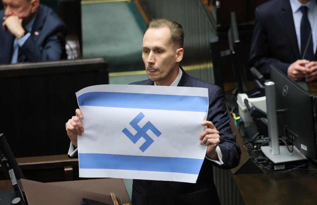Polonia, deputato paragona Israele al Terzo Reich e mostra una bandiera con svastica