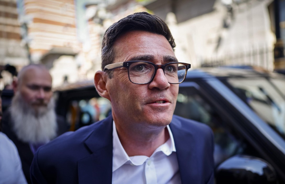 Chi è Andy Burnham, il possibile nuovo premier britannico che divide sul dossier Israele