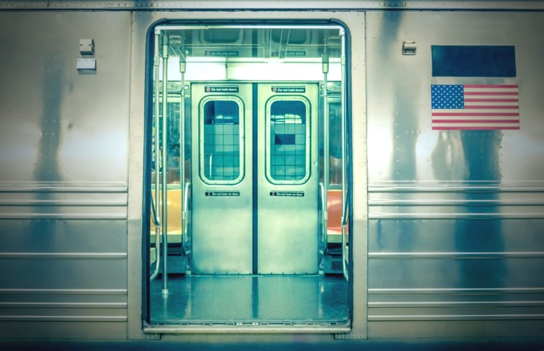 New York, ebrea aggredita in metropolitana tra insulti antisemiti e silenzio politico