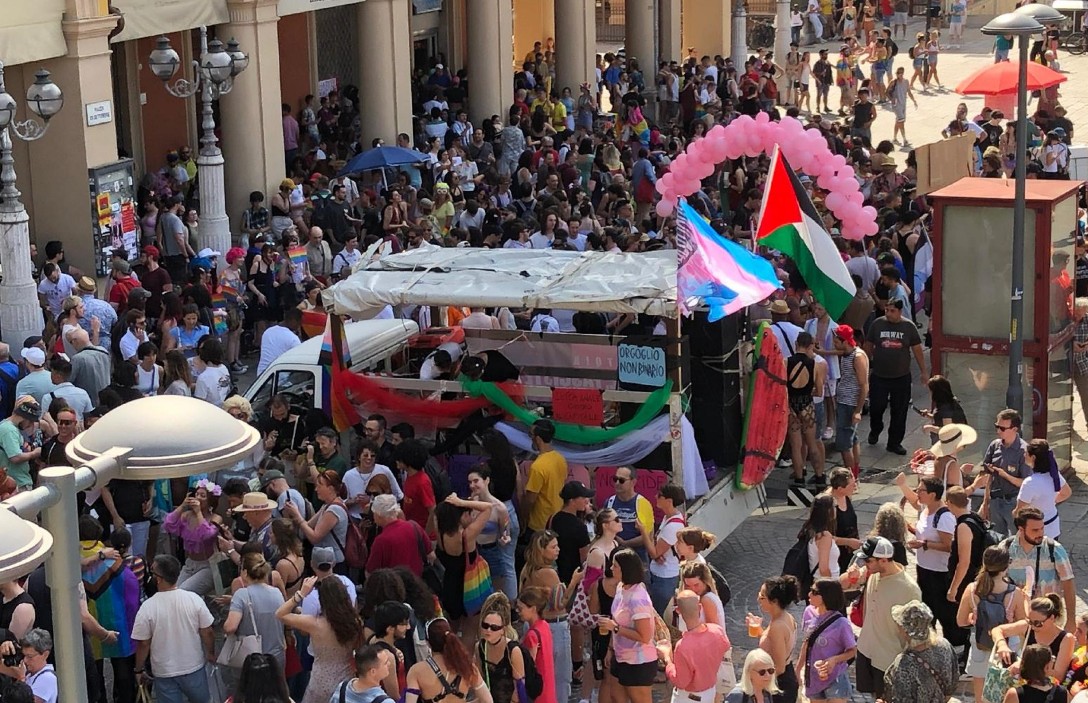 Bologna Pride, aggrediti israeliani con la Stella di David arcobaleno