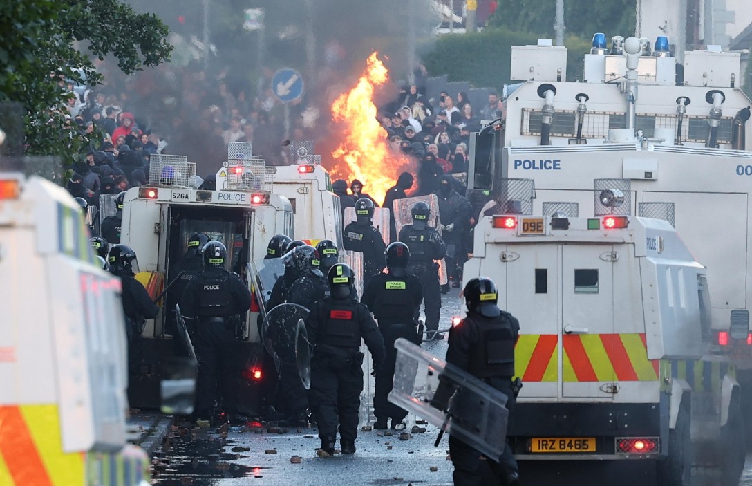 Irlanda del Nord in fiamme dopo il video dell’aggressione a Stephen Ogilvie