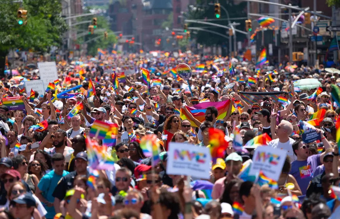 Pride di New York, gli ebrei LGBTQ tra applausi e insulti perché la linea di confine oggi si chiama Israele