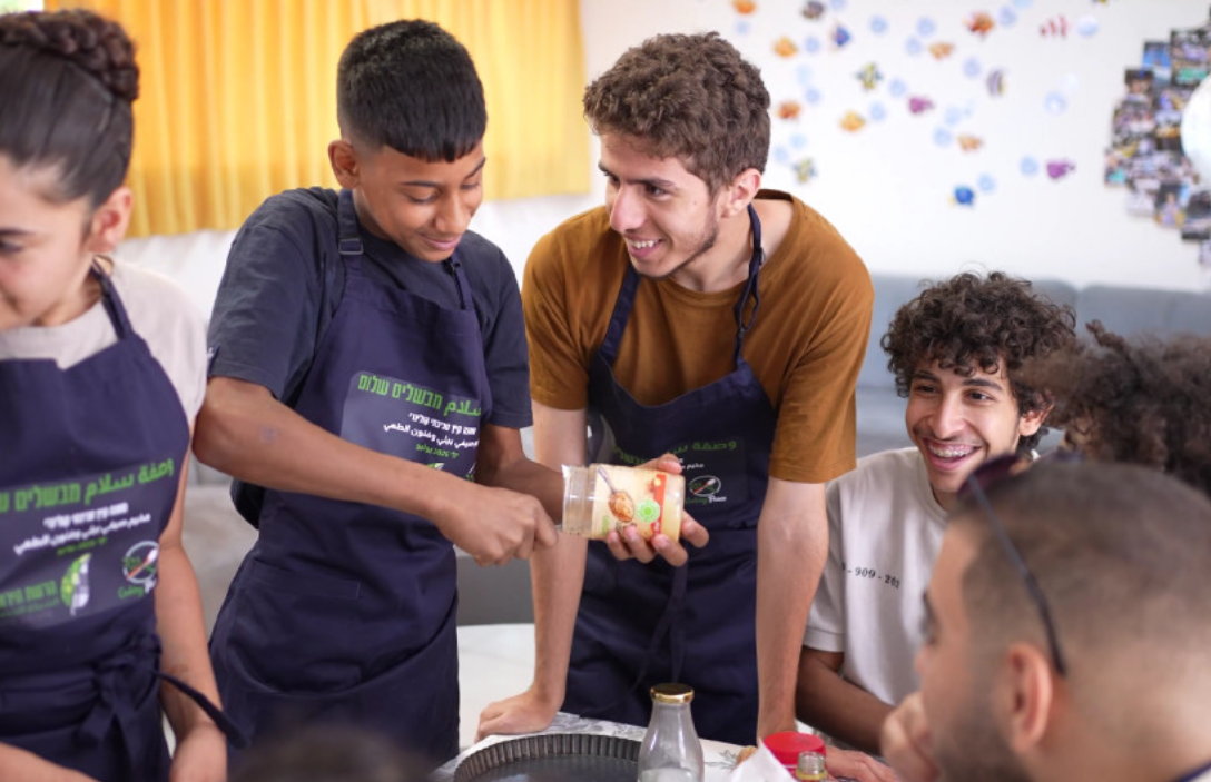 Prove di convivenza. In cucina insieme ragazzi ebrei e arabi