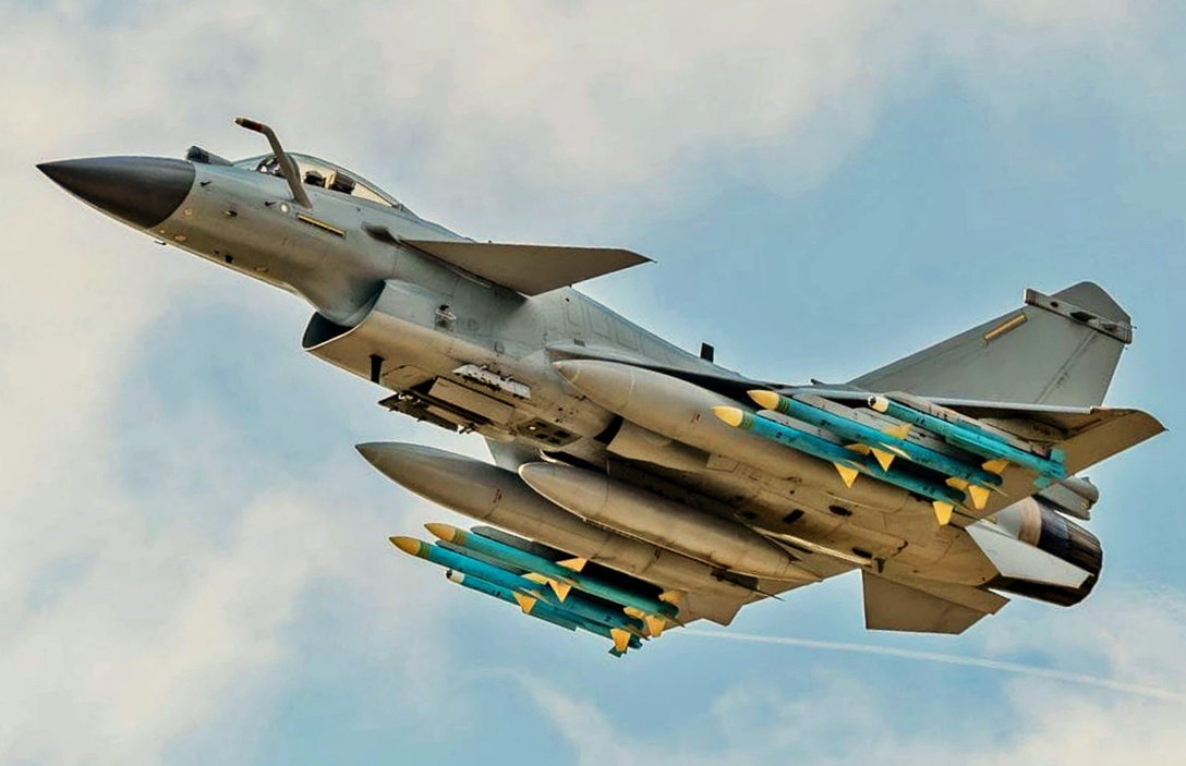 Il caccia cinese J-10 conquista l’Asia centrale