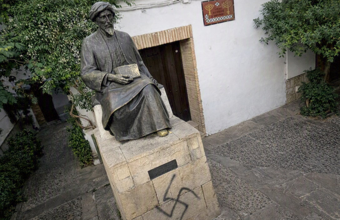 Cordova. Svastica sul monumento a Maimonide