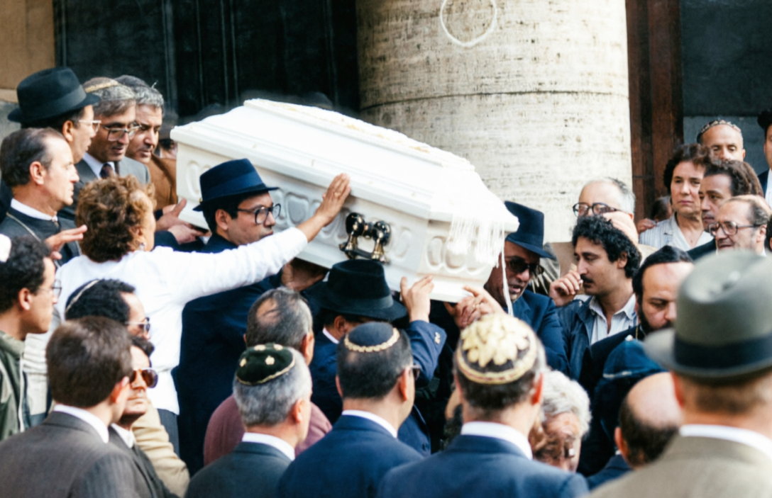 RICORDANDO CON RABBIA. 9 ottobre 1982, la bara davanti alla Sinagoga non era più vuota
